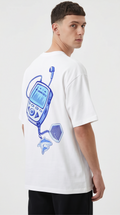 Pixel Player Tee blanca espalda con estampado reproductor MP3 retro y llavero de tiburón - UVX Studio