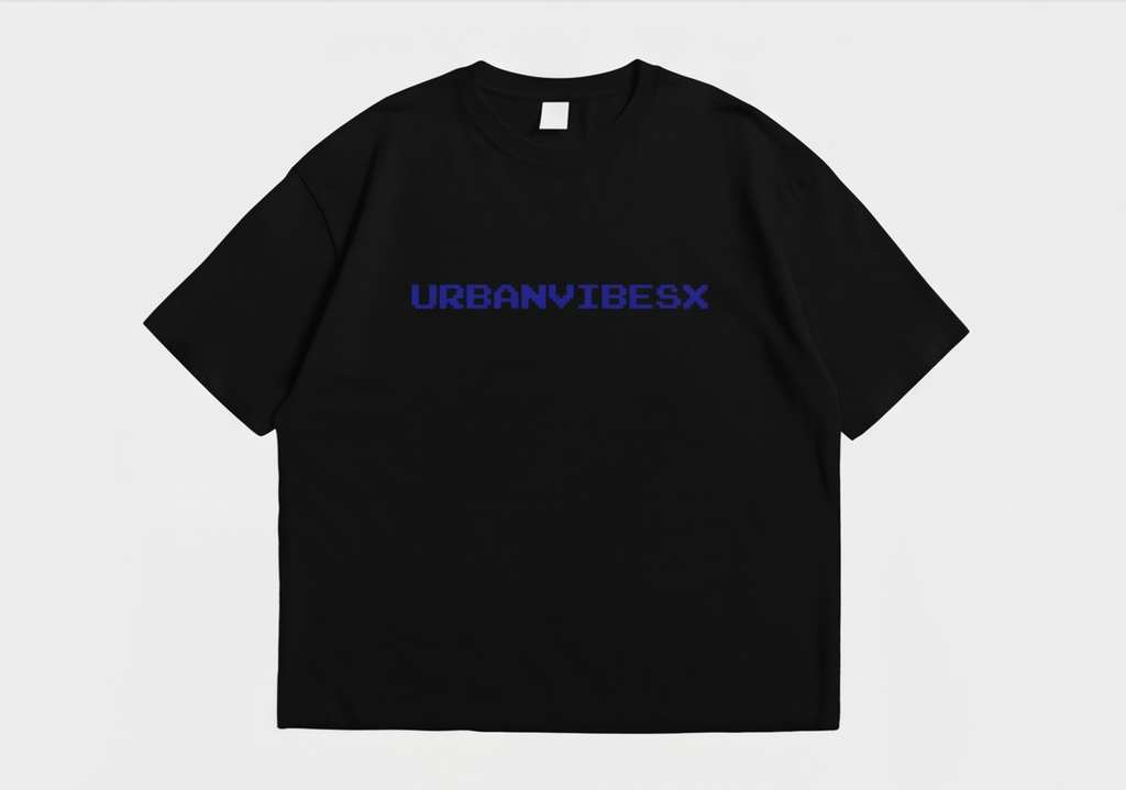 Pixel Player Tee negra vista frontal con logo en azul - camiseta oversize de UVX Studio