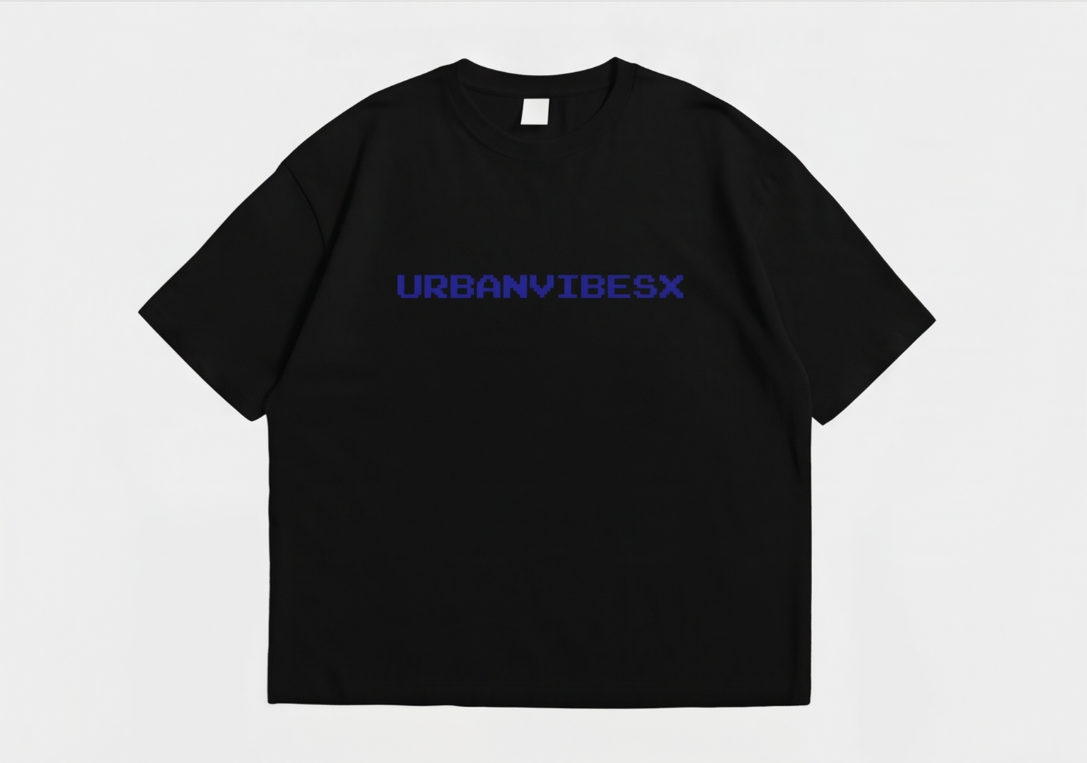 Pixel Player Tee negra vista frontal con logo en azul - camiseta oversize de UVX Studio