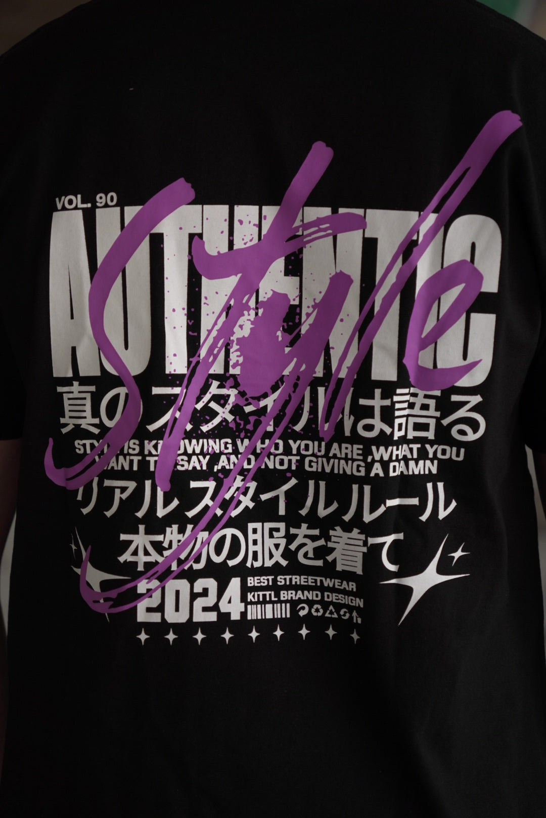 Future Drip Tee negra detalle del estampado frontal con texto japonés - UVX Studio streetwear