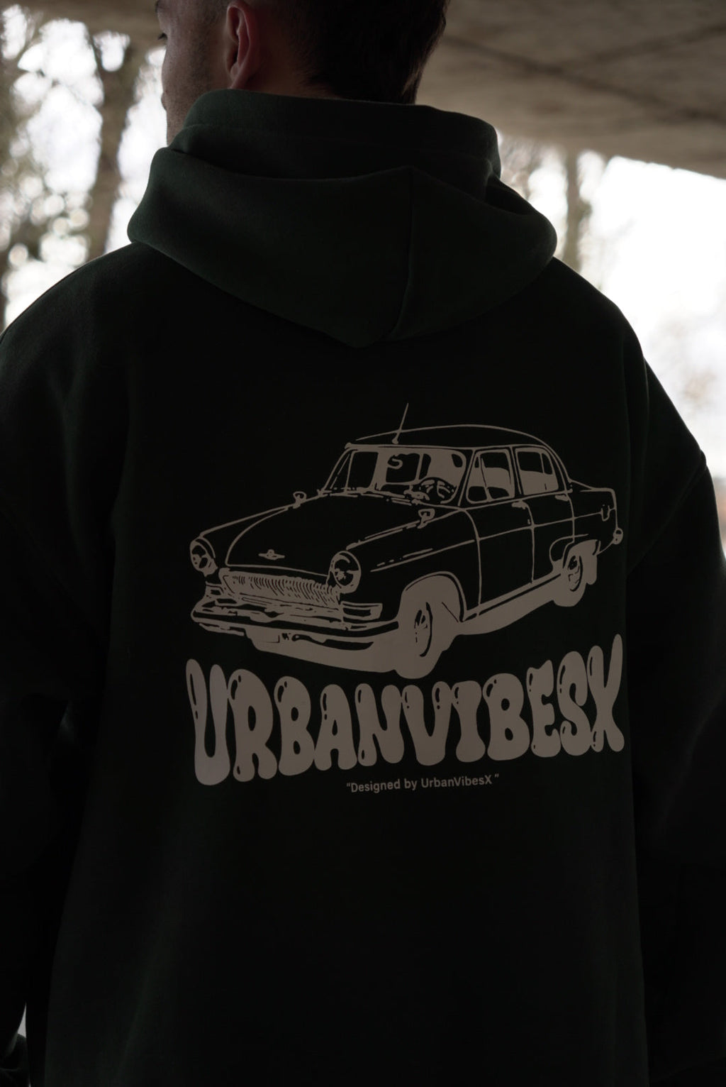 Hoodie Urban Essentials azul marino espalda con estampado coche clásico UrbanVibesX - sudadera streetwear oversize unisex UVX Studio
