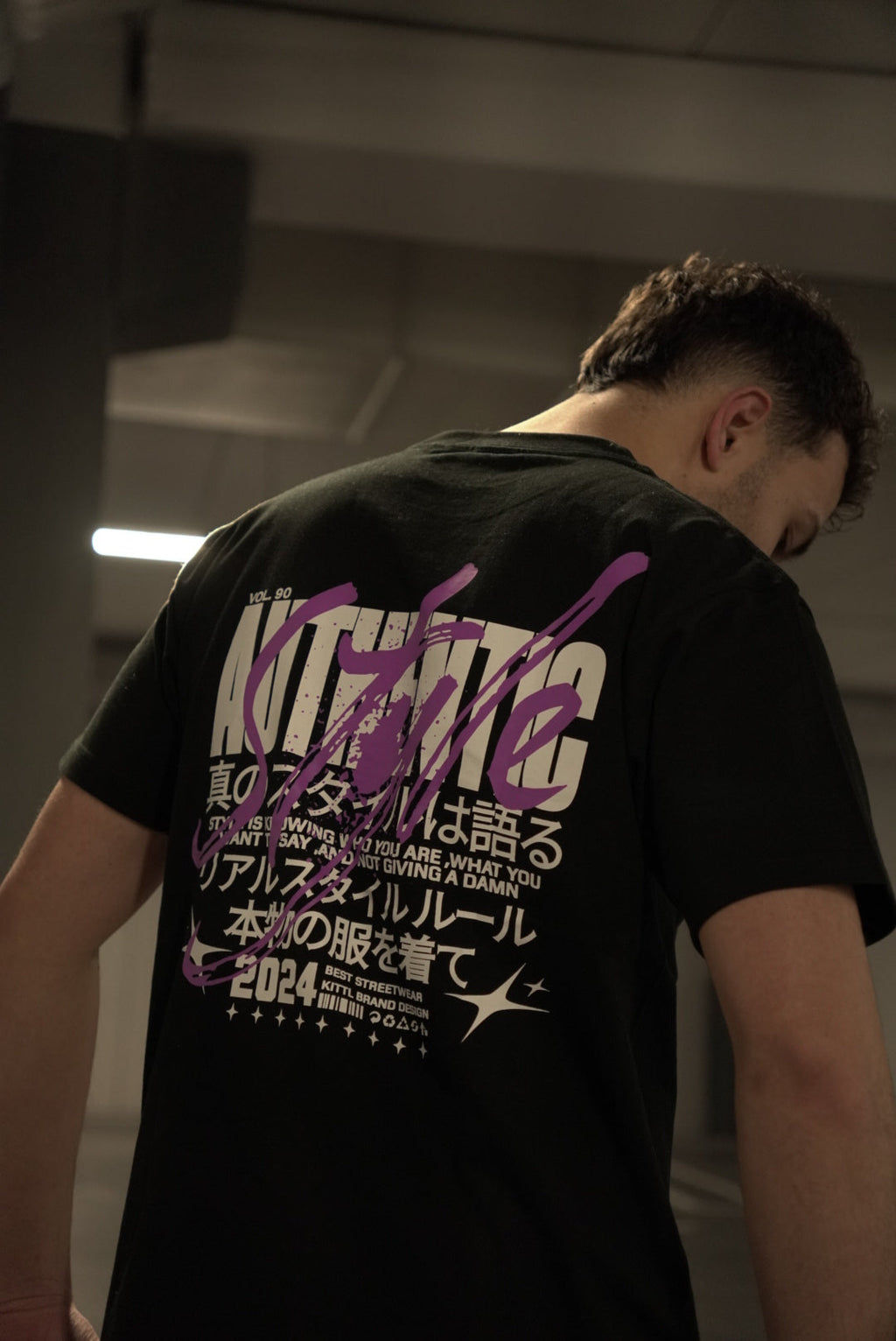 Future Drip Tee negra espalda con estampado serigrafiado morado - camiseta oversize streetwear UVX Studio