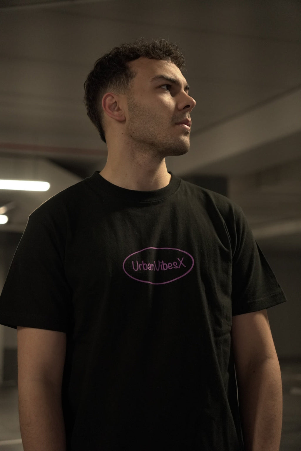 Future Drip Tee negra vista frontal con logo UrbanVibesX morado - camiseta oversize streetwear unisex UVX Studio