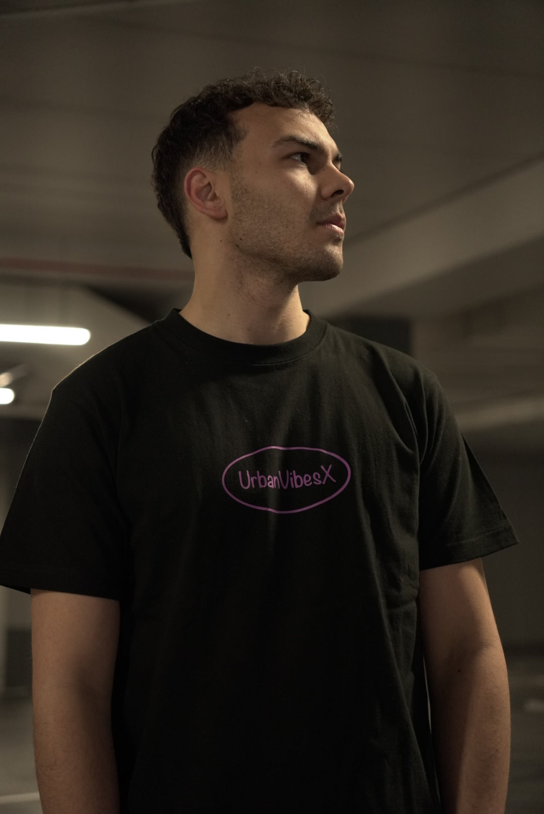 Future Drip Tee negra vista frontal con logo UrbanVibesX morado - camiseta oversize streetwear unisex UVX Studio