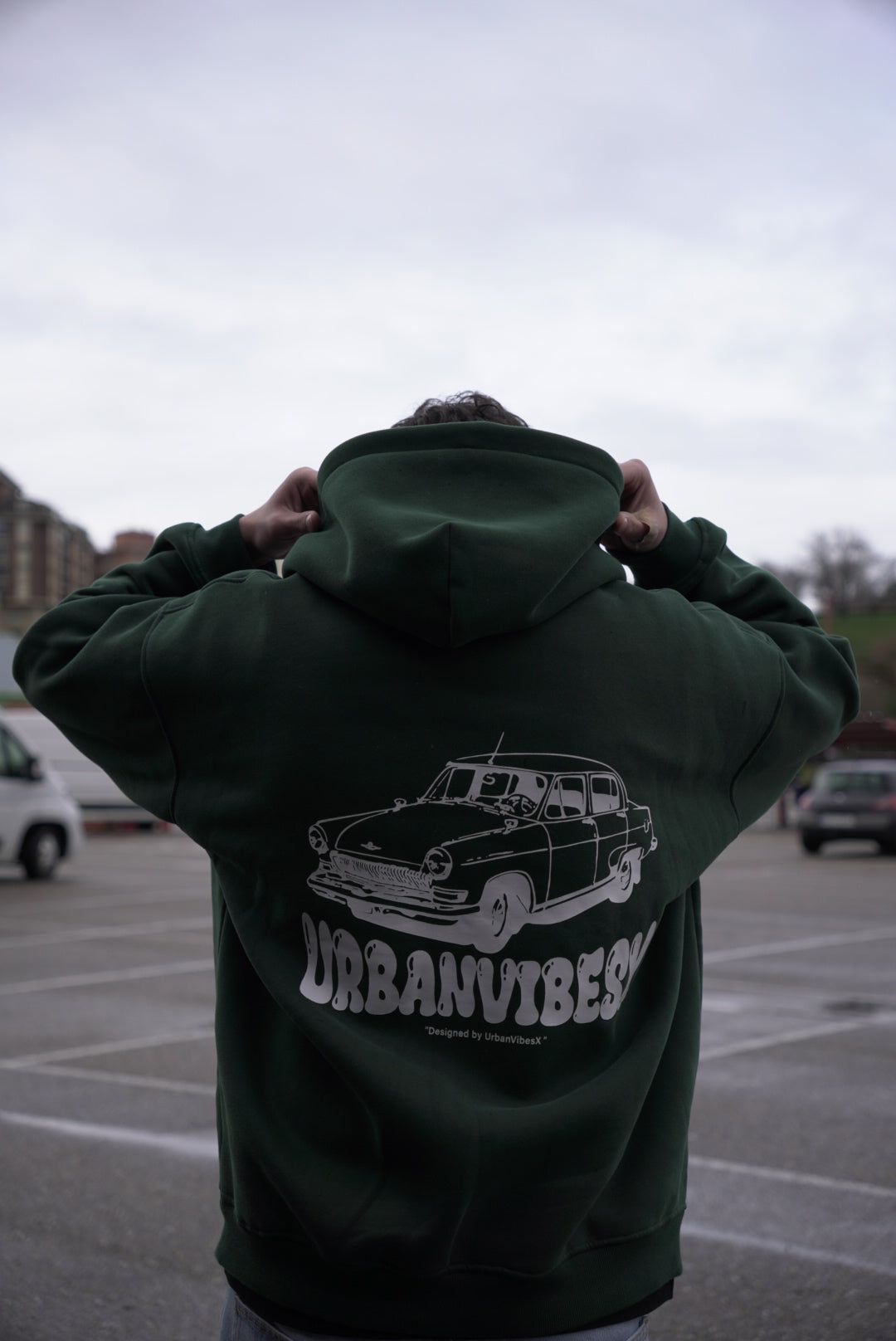 Hoodie Urban Essentials verde espalda con estampado coche clásico UrbanVibesX - sudadera streetwear oversize unisex UVX Studio
