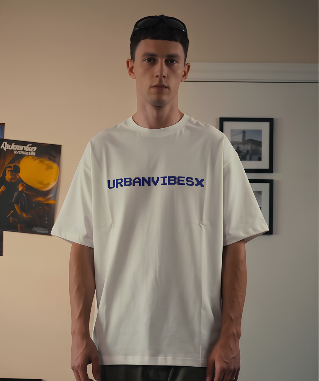Modelo vistiendo Pixel Player Tee blanca con logo UVX Studio - camiseta oversize streetwear Y2K