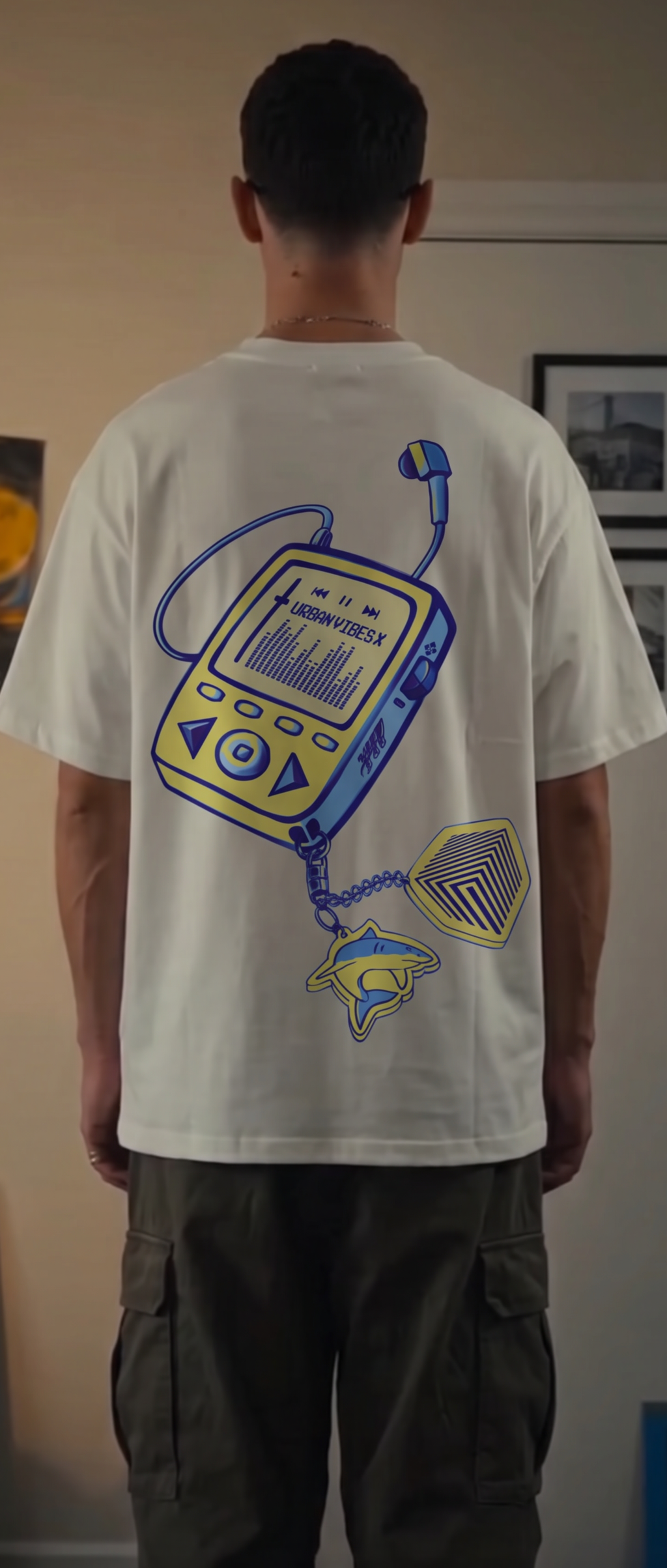 Modelo de espalda con Pixel Player Tee blanca y estampado MP3 amarillo - camiseta UVX Studio