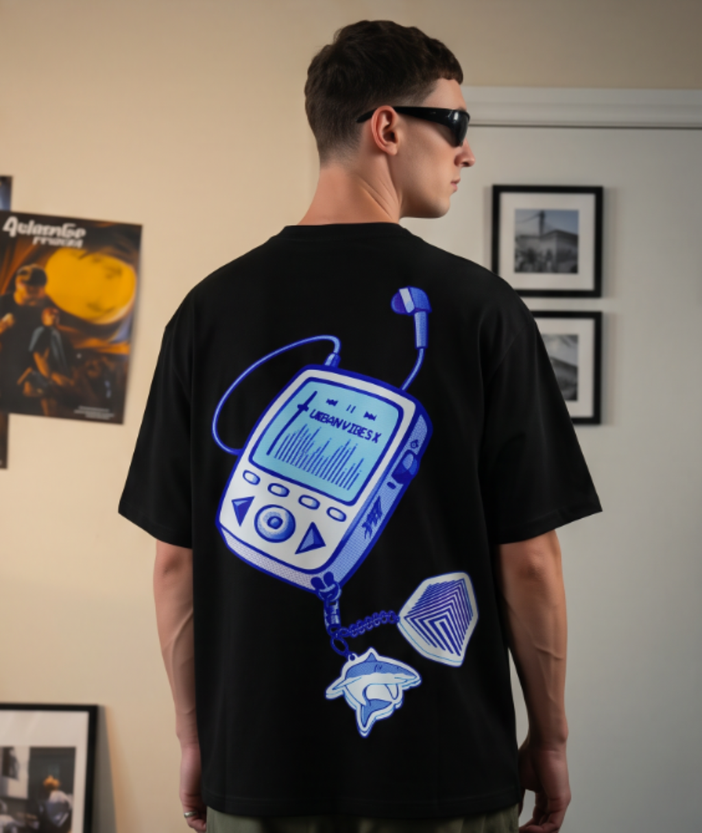 Pixel Player Tee negra espalda con estampado MP3 azul y tiburón - camiseta oversize streetwear UVX Studio