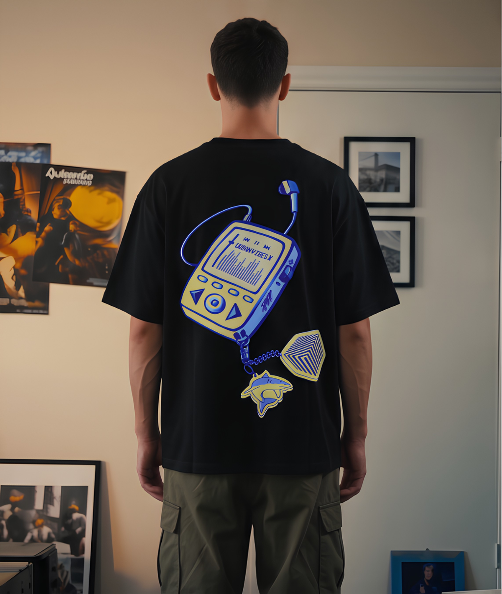 Modelo de espalda con Pixel Player Tee negra y estampado MP3 amarillo - streetwear UVX Studio