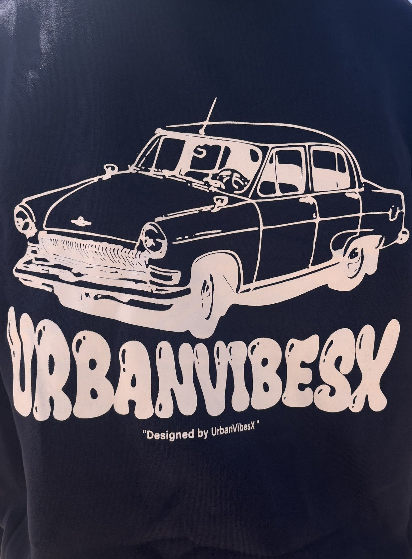 Detalle estampado serigrafiado coche clásico UrbanVibesX en sudadera azul marino - Hoodie Urban Essentials streetwear UVX Studio