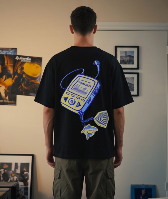 Modelo de espalda con Pixel Player Tee negra y estampado MP3 amarillo - streetwear UVX Studio
